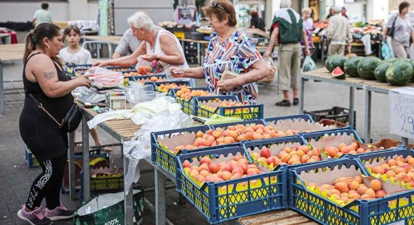 Kevés volt a vásárló, emiatt a szerdai piacon sok mindent leakcióztak az árusok (galériával)