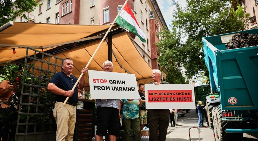A magyar kormány által felheccelt gazdák trágyát öntöttek az Európai Bizottság itthoni képviselete elé