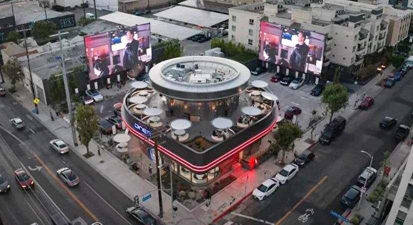 Nyitásra kész Elon Musk cyberpunk étterme, ami lényegében egy Supercharger-állomás