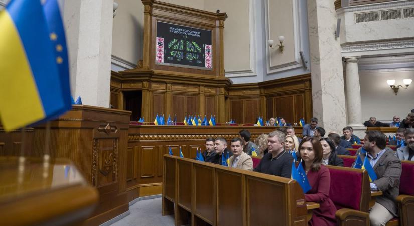 Út az Unióba program: összeverekedtek a képviselők az ukrán parlamentben (VIDEÓ)