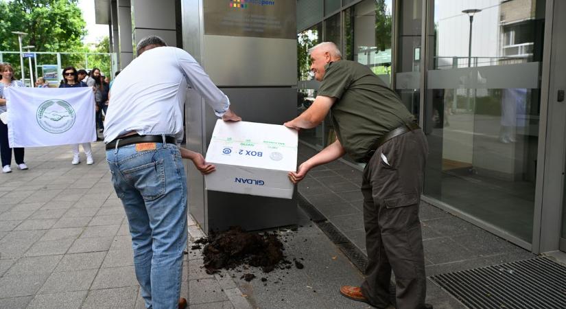 Betelt a pohár: trágyaszórással tiltakoznak a magyar gazdák Brüsszel terve ellen