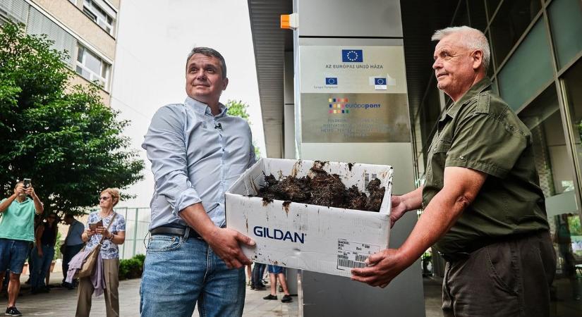 Trágyát öntöttek a magyar gazdák a brüsszeli bizottság itthoni képviselete elé (GALÉRIA)
