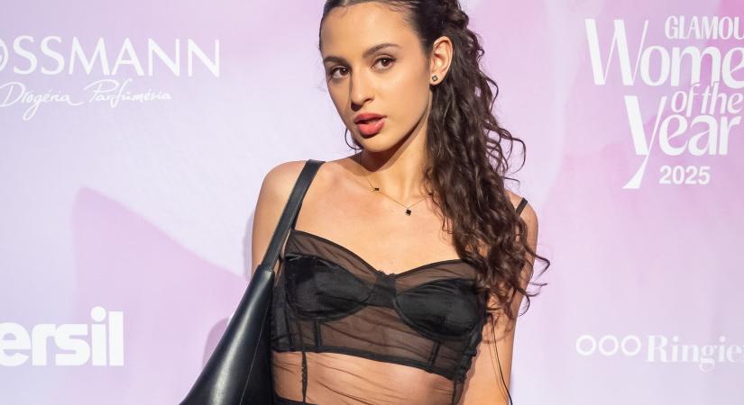 Liptai Claudia lánya megmutatta csodás alakját: bikiniben élvezi a tenger habjait Korfu partjainál