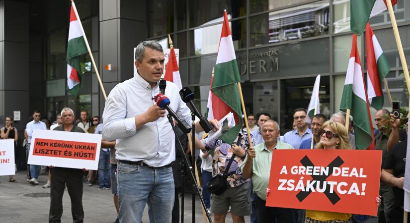 Trágyát öntöttek az Európai Unió Háza elé a gazdaszervezetek, Orbán Viktor az ellenállás legradikálisabb formáját javasolja nekik