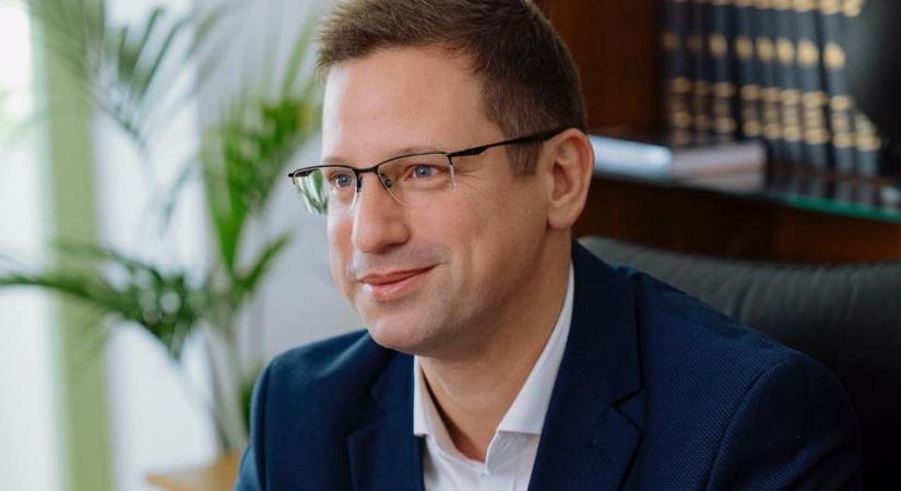 Gólyahír: apuka lett Gulyás Gergely!