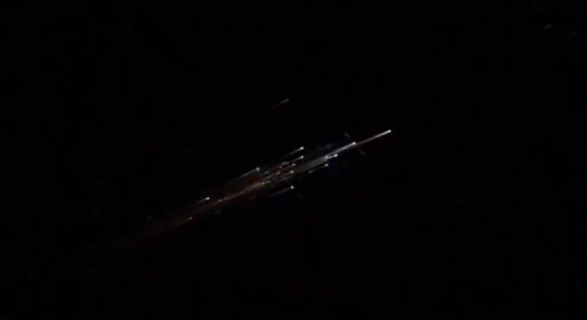 Videón, ahogy Kapu Tibor űrhajója belép a Föld légkörébe