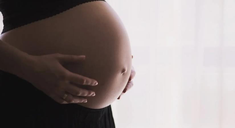 Terhes párját rugdosta egy szlovákiai férfi – a nő kórházba került