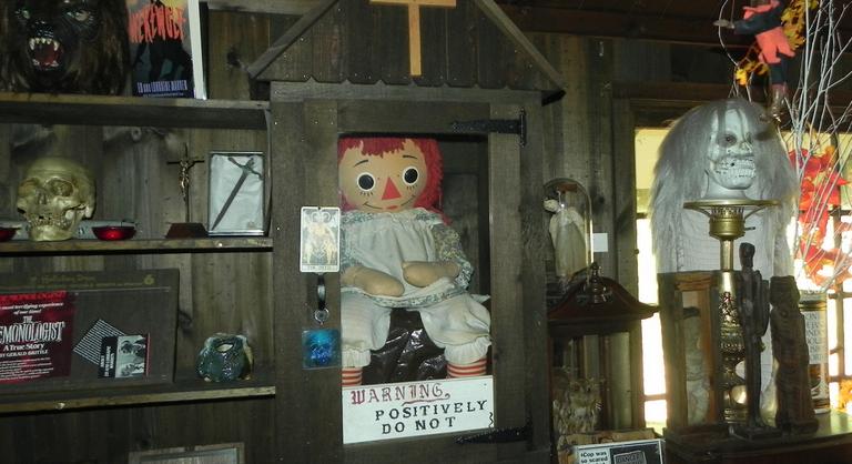 Meghalt a paranormális jelenségek után nyomozó férfi, miután az Annabelle-babával turnézott