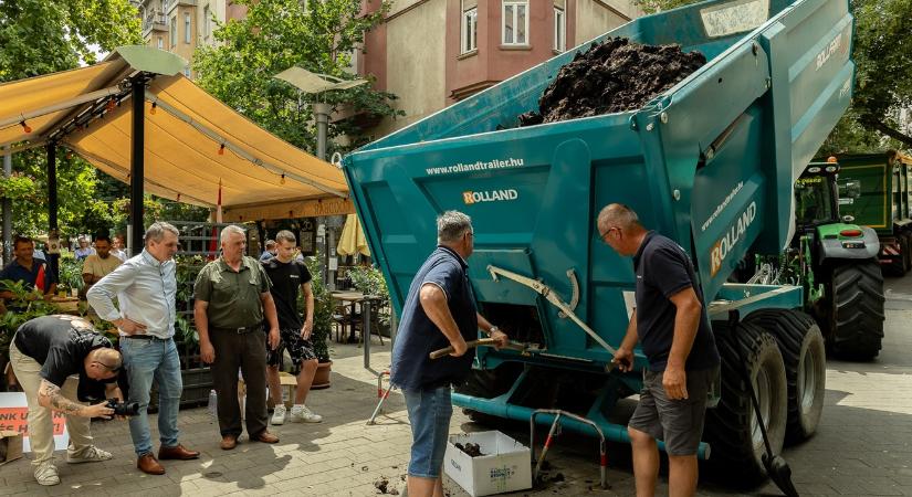 Trágyát borítottak az EU Házához – így tiltakoznak a magyar gazdák