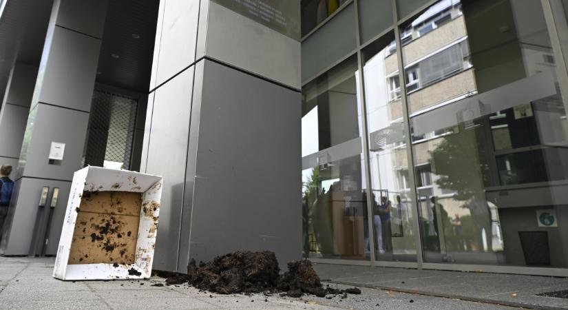 A nap képe: illatos támadás érte a Bizottság budapesti épületét