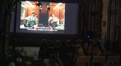 Ingyenesen, a szabad ég alatt nézhetünk magyar filmsikereket – Itt a főváros első vándorkertmozija