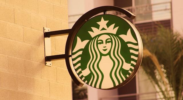 Visszahívja az irodába dolgozóit a Starbucks
