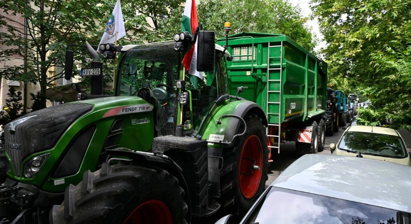 Trágyaszórással tiltakoztak a magyar gazdák Budapesten – képgaléria