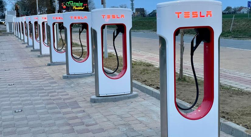 Teslásoknak olcsóbb, nem Teslával drágább lett a töltés a magyar Superchargereken