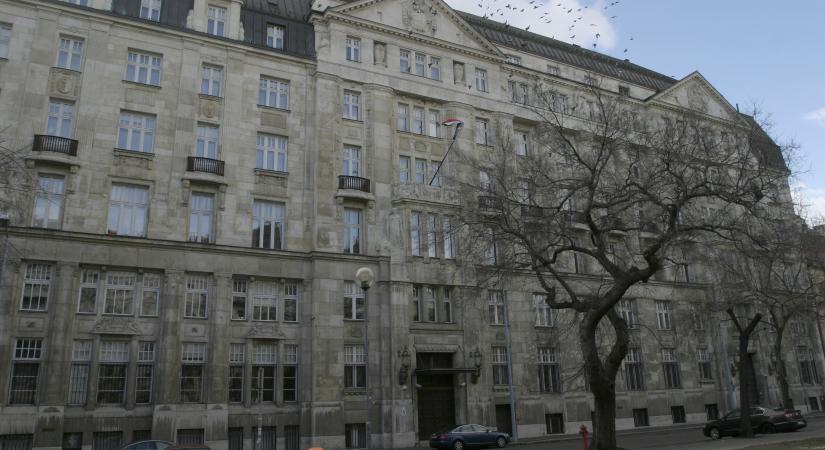 Kórházat, palotákat és a NAV-székházat is elárverezné a magyar állam