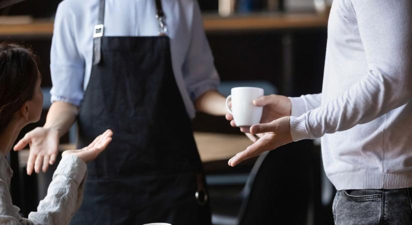 Kerüld el ezt a bosszantó szokást az éttermekben – a pincérek egyenesen utálják!