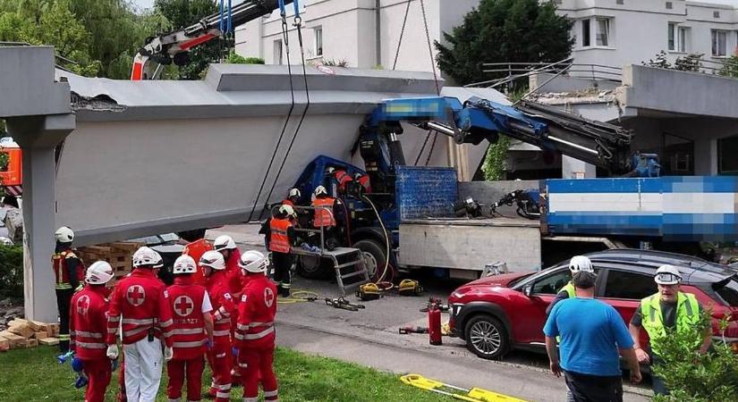 Leszakadt és egy kamionra zuhant egy gyalogoshíd Ausztriában - Ketten súlyosan megsérültek