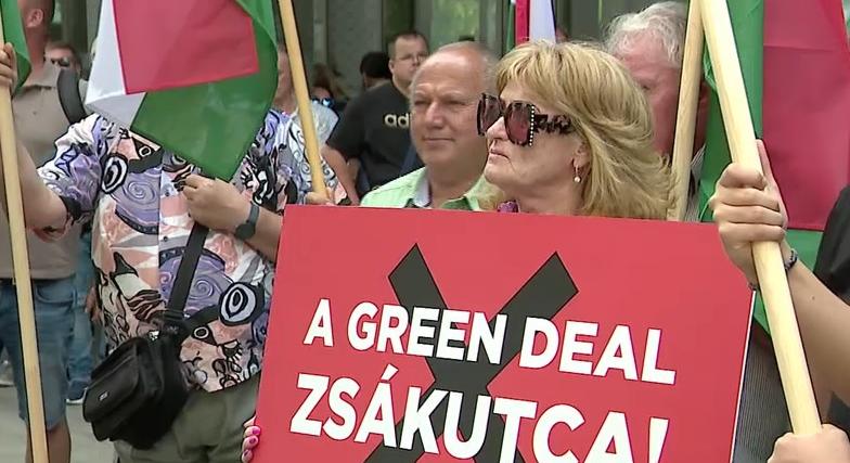 Trágyaöntéssel üzentek a magyar gazdák a brüsszeli vezetésnek  videó