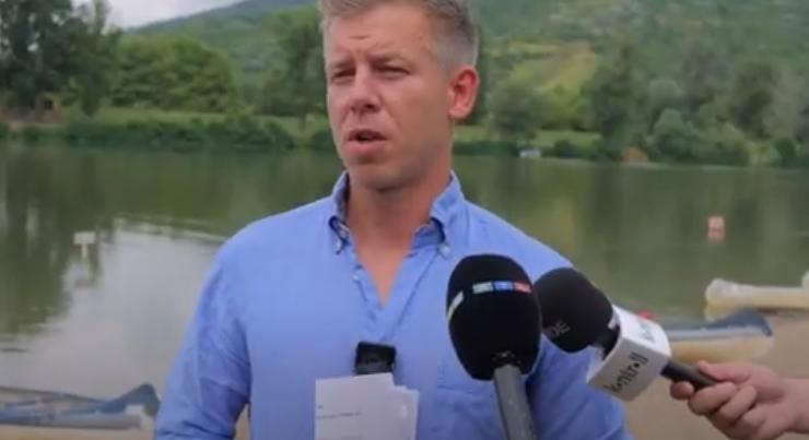 Kenuval indult országjárásra Magyar Péter