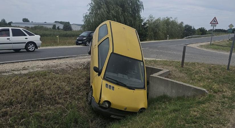 Autó borult árokba az 55-ösön