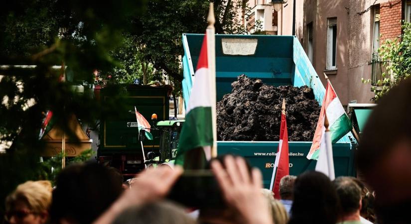 Trágyát zúdítottak a magyar gazdák az Európai Bizottság épülete elé – jó okuk volt rá