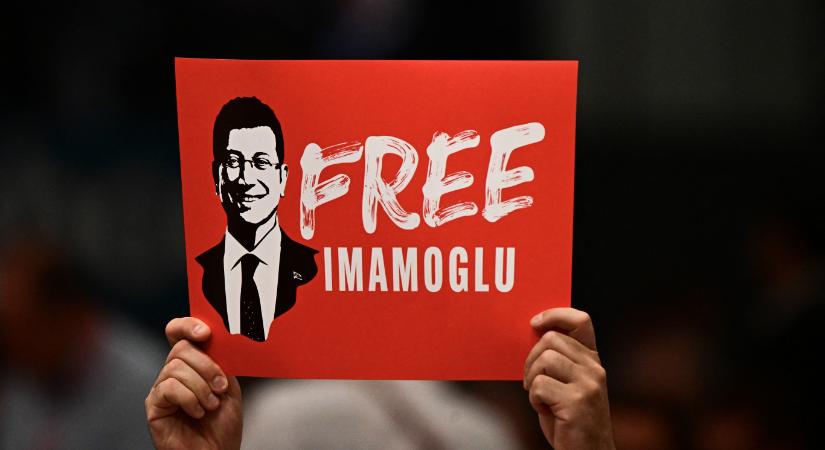 Letöltendő börtönbüntetésre ítélték Ekrem İmamoğlu török ellenzéki vezetőt