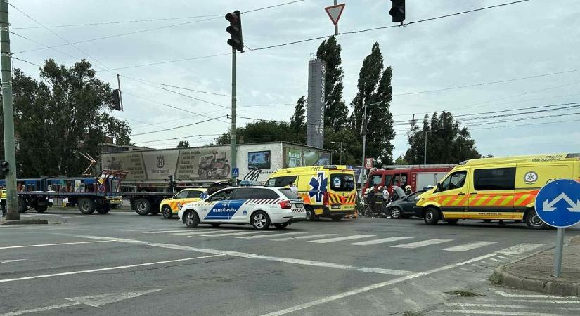 Traktorral ütközött egy autó Szegeden – a mentők, a rendőrség és a tűzoltók is a helyszínen