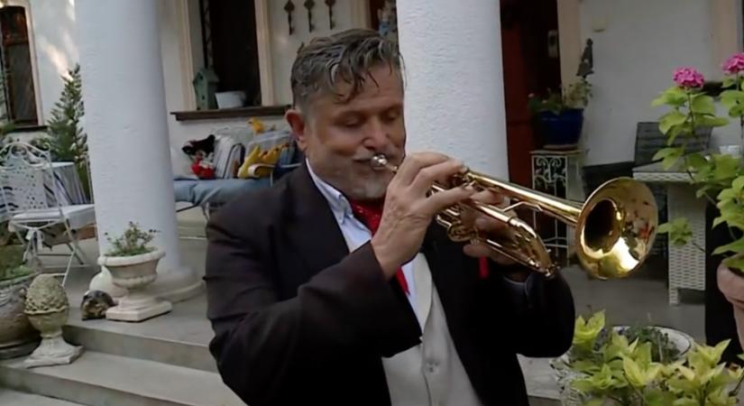 Galambos Lajos piros nyakkendőben, trombitaszóval búcsúzott Schmuck Andortól
