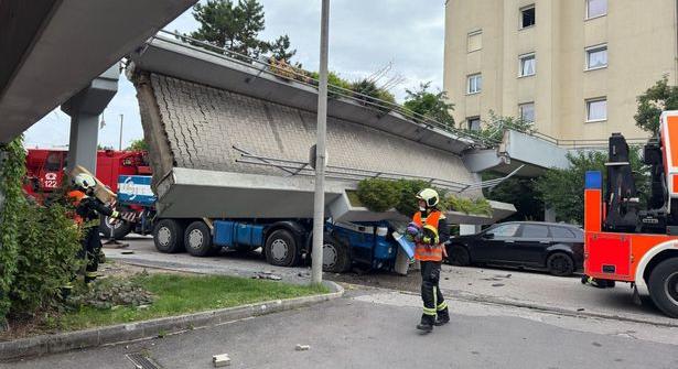 Összeomlott egy gyalogos híd Linzben: két ember egy teherautóba szorult
