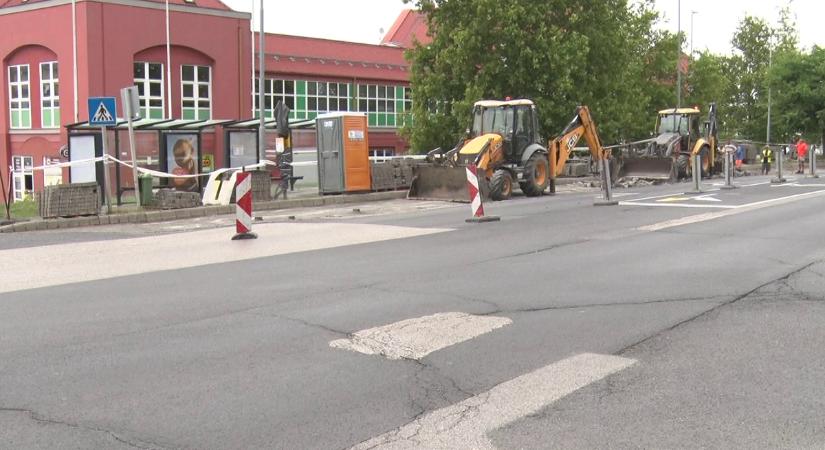 Felújítják a Vásárcsarnoknál lévő buszmegállót