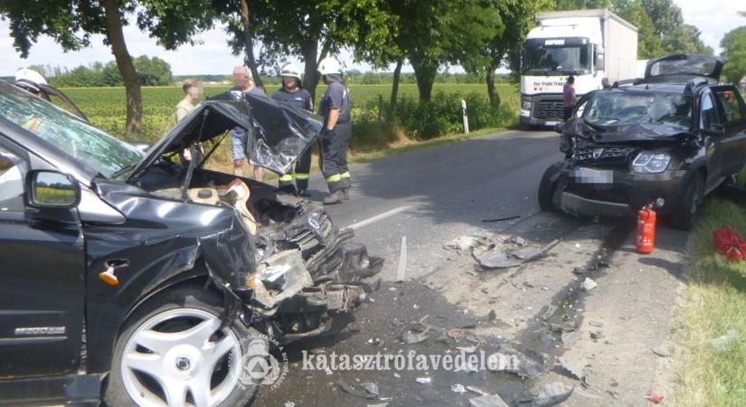 Balesetek estéje: fotókon mutatjuk, hogyan törtek rommá az autók a somogyi utakon