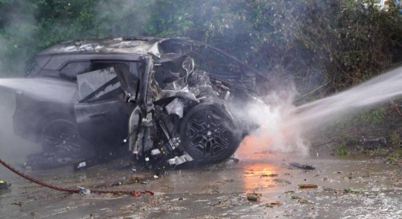 Horrorbaleset Ausztriában: fának csapódott és kigyulladt egy autó