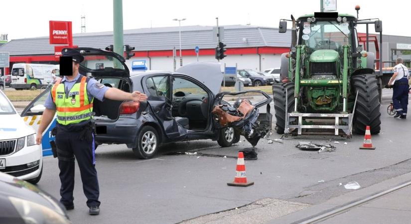 Brutális látvány a baleset helyszíne a Kálvária sugárúton: felismerhetetlenre roncsolódott az autó – galériával