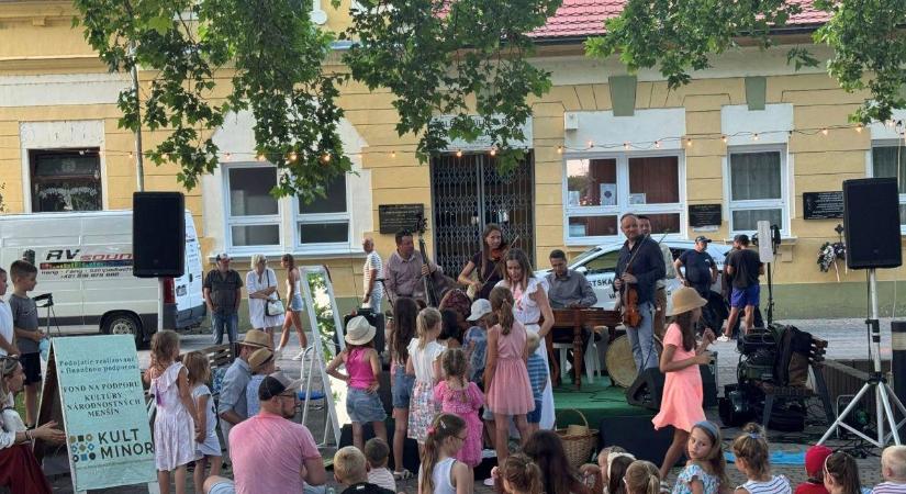 Mesekoncert a párkányi platánfák alatt