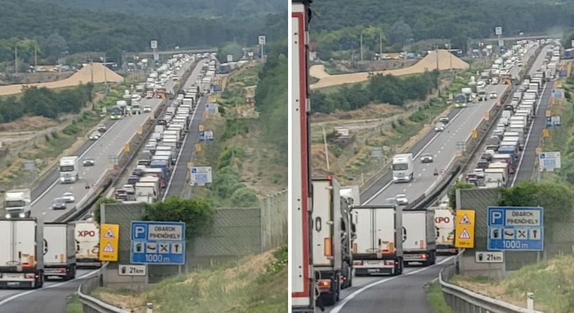 Olvasói fotó - Gigadugó az M1-esen, így araszol a kocsisor Bicskétől