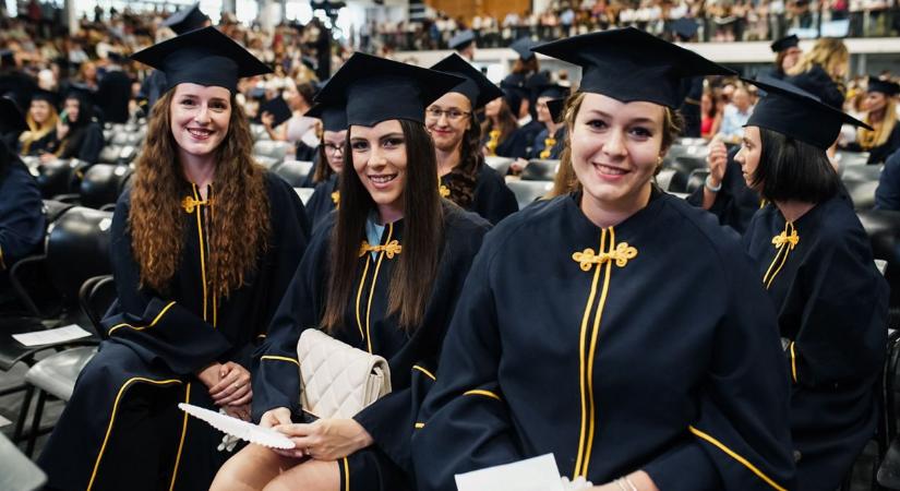 Diplomások hada veheti át oklevelét a héten Győrben, szerdán mintegy ötszázan öltöztek ünneplőbe - Képgaléria