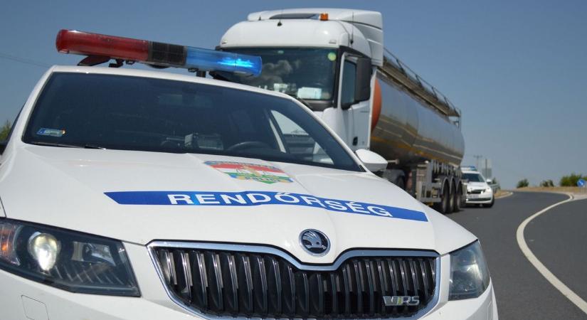 Annyira részeg volt a 86-oson megállított kamionsofőr, hogy még az útvonalát sem tudta megmondani a rendőröknek