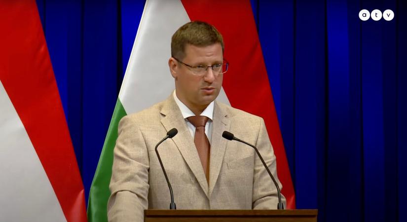 Gulyás: A Momentum „egy fillért sem ér”, összetévesztik a Fideszt a franciákkal
