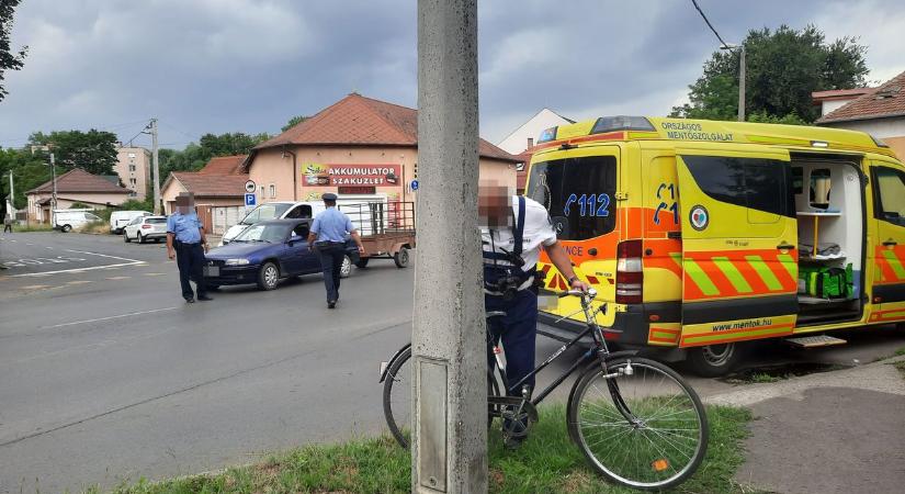 Baleset Nyíregyházán! Kerékpáros és személyautó ütközött a Kállói úton - (fotók)