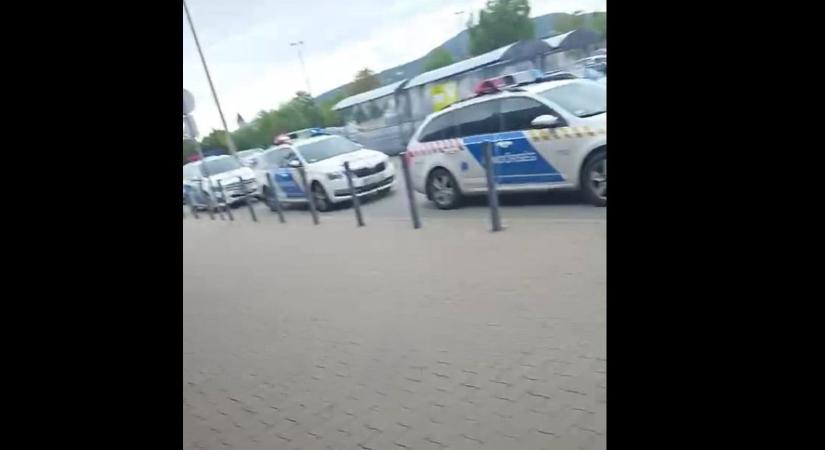 Mi történik? Ordítozás a pécsi Tescóban  négy rendőrautó a helyszínen (VIDEÓ)