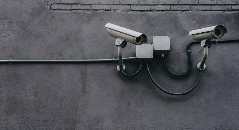 Napi 6 millió forintba kerül a Coinbase-nek Brian Armstrong védelme