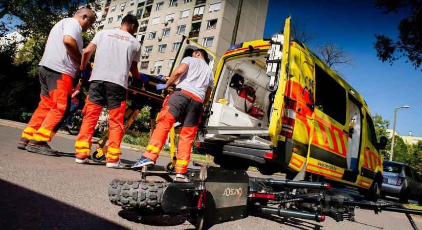 Megrázó videón, ahogy egy kátyú miatt hatalmasat bukik egy rolleres