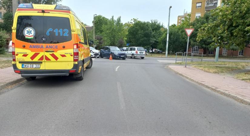 Egymásnak csapódott két autó Szeged belvárosában – galériával
