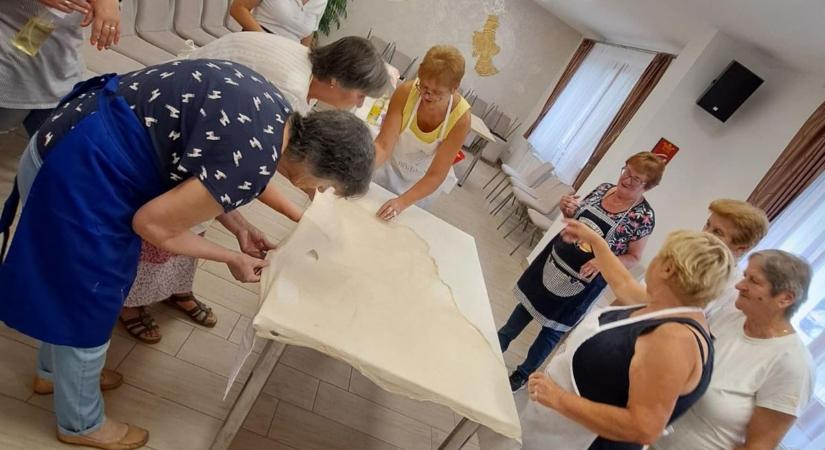 Ezt jól kisütötték – A hagyományos húzott rétes készítését tanulták Söptén