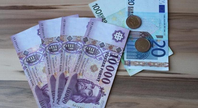 Ismét benézett 400 alá a forint