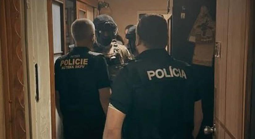 Iskolákat fenyegető e-mailek Csehországban és Szlovákiában: őrizetben egy ukrajnai férfi – a csehek orosz finanszírozást sejtenek