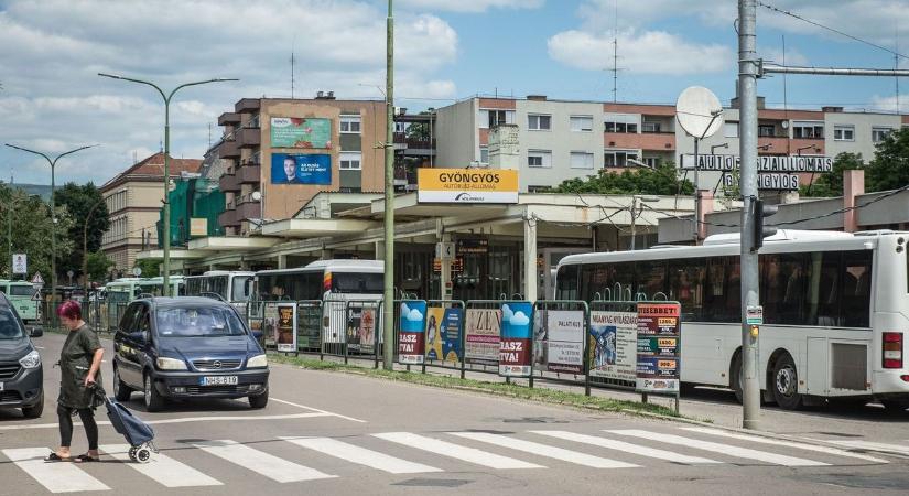 Kétségbeesett édesanya kér védelmet gyermekeinek a gyöngyösi buszpályaudvaron