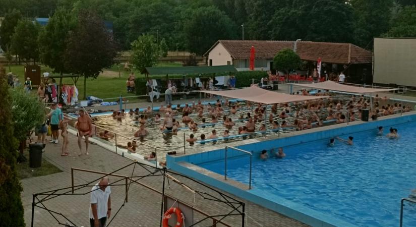 Retró party, távcsöves bemutató és vízimozi: ezzel készülnek hétvégére a fürdők