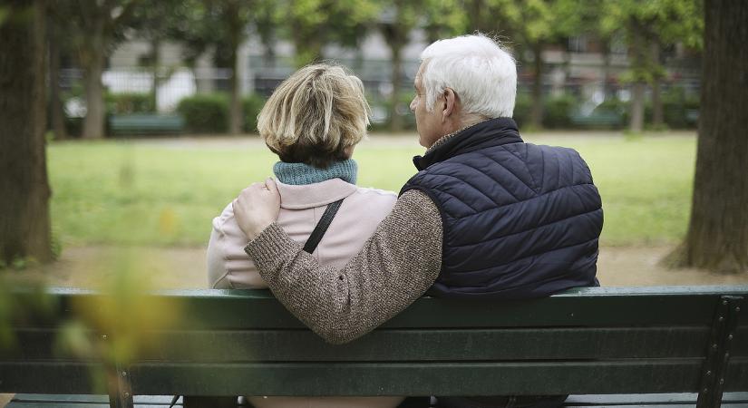 Különadó jöhet a nyugdíjasoknak, hogy tehermentesítsék a rogyadozó rendszert