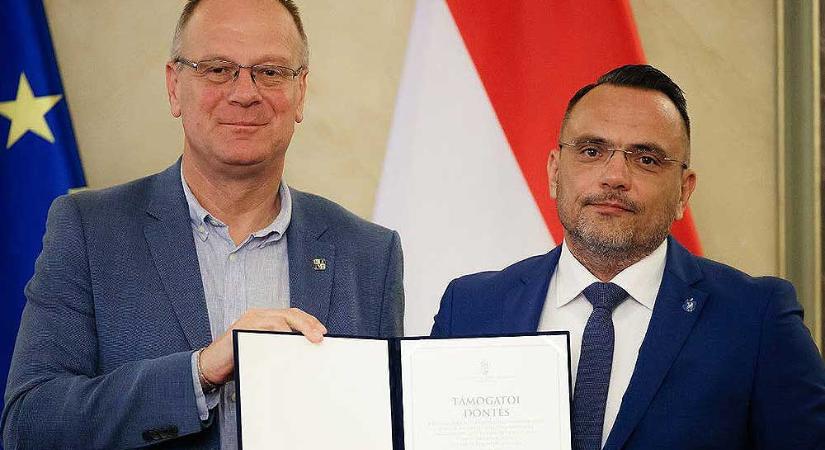 Magyar Péter demonstrációján szónokló szigetszentmiklósi polgármester oklevelet vett át az Orbán-kormány miniszterétől, Navracsics Tibortól